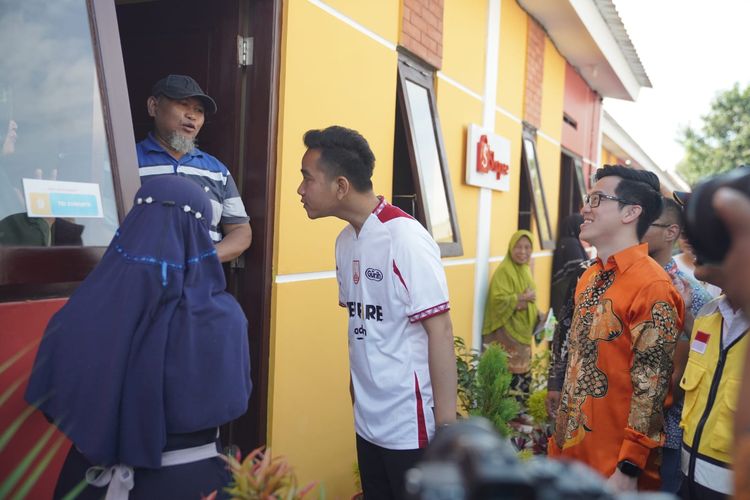 Gibran dan Handhika meninjau rumah baru warga Kampung Semanggi yang telah direnovasi lengkap dengan sarana dan prasarana yang memadai.