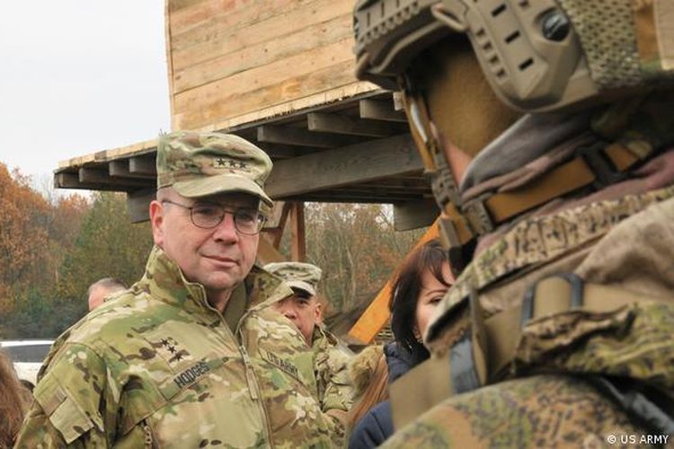 Jenderal Angkatan Darat AS Ben Hodges mengunjungi Lviv pada tahun 2015.