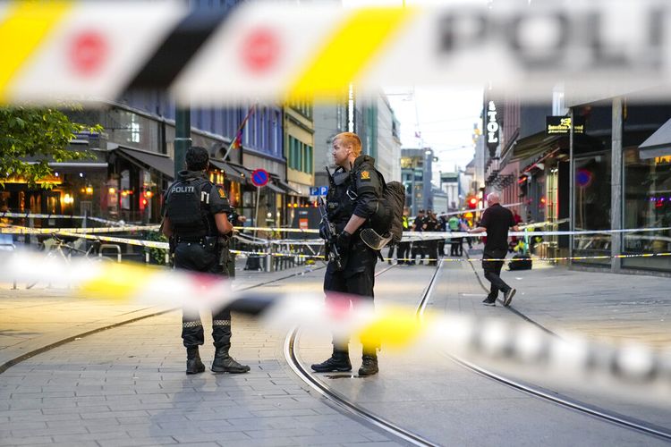 Polisi berjaga di lokasi penembakan massal di Oslo, Sabtu pagi, 25 Juni 2022.