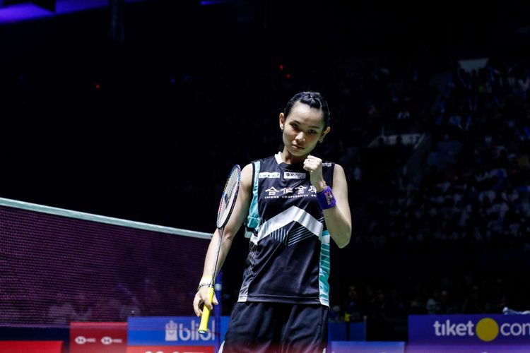 Pebulu tangkis tunggal putri Taiwan, Tai Tzu Ying saat bertanding melawan pemain China, Chen Yufei dalam partai final Indonesia Open 2018 di Istora Senayan, Jakarta, Minggu (8/7/2018). Tai Tzu Ying keluar sebagai juara setelah menang dengan skor 21-23, 21-15 dan 21-9.