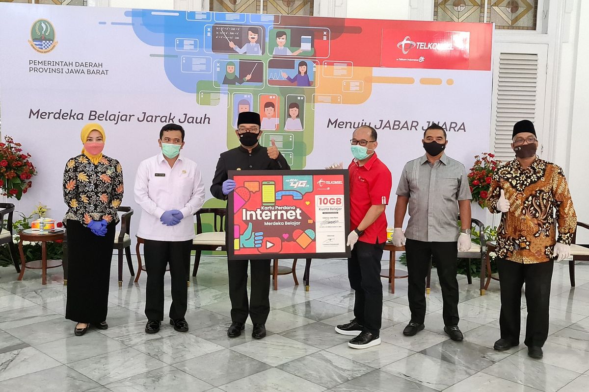 Direktur Human Capital Management Telkomsel Muharam Perbawamukti (tiga dari kanan), Gubernur Provinsi Jawa Barat Ridwan Kamil (tiga dari kiri), Kepala Dinas Pendidikan Provinsi Jawa Barat Dedi Supandi (dua dari kiri) beserta jajarannya saat menyerahkan secara simbolik Kartu Internet Merdeka Belajar di Gedung Pakuan, Bandung (2/9). Telkomsel memberikan 3.2 juta paket Kartu Internet Merdeka Belajar yang akan diberikan kepada pelajar seperti SD, SMP, SMA, SMK, Madrasah Aliyah dan beberapa Pondok Pesantren di Jawa Barat.