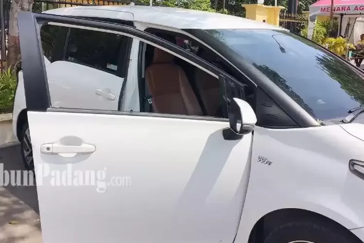 Perampok Pecahkan Kaca Mobil Siang Bolong di Padang, Gasak Rp 8 Juta