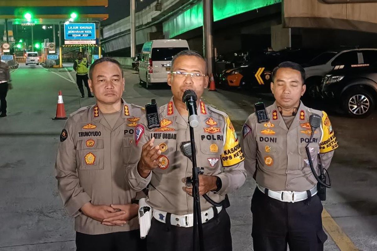 Dirlantas Polda Metro Jaya Kombes Latif Usman (tengah) saat meninjau arus balik di KM 10 Cikunir, Kota Bekasi pada Selasa (25/4/2023).