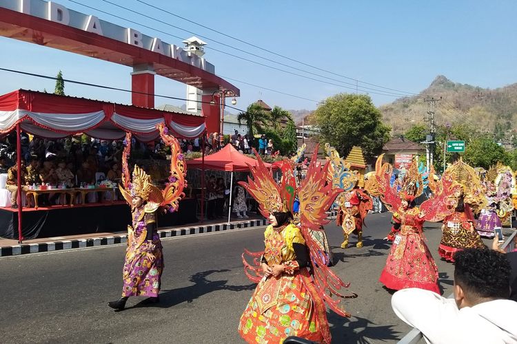 penampilan salah satu peserta Wonogiren Batik Carnival yang digelar Pemkab Wonogiri di Alun-Alun Kabupaten Wonogiri dalam rangka memperingati Hari Batik Nasional, Minggu (15/10/2023).