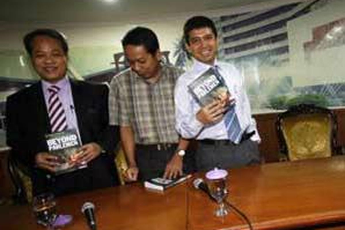 Anggota DPR dari Fraksi Partai Golkar, Yuddy Chrisnandi (kanan) ketika meluncurkan buku berjudul 