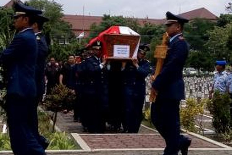 Petu Jenazah Kapten Dwi  di usung oleh pasukan TNI AU Lanud Adi Sutjipto menuju peristirahatan terakhir 