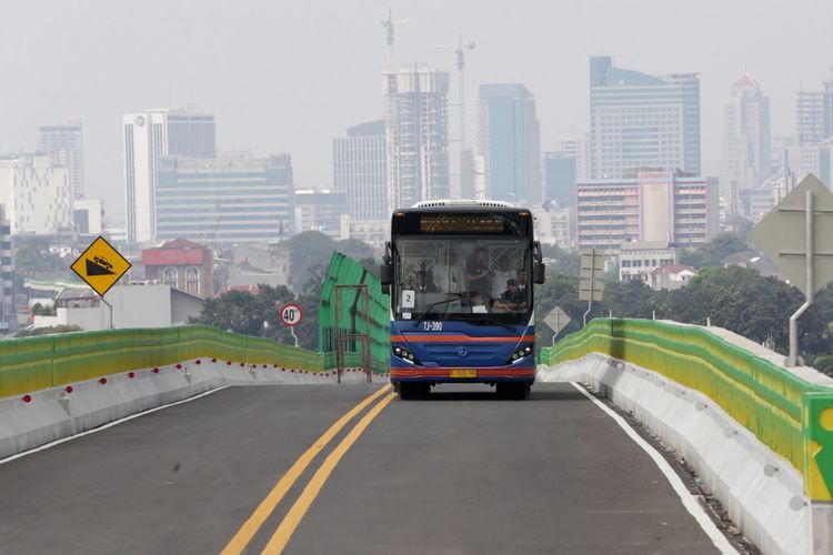  Uji coba pengoperasian layanan bus transjakarta koridor 13 (Tendean-Ciledug), Jakarta, Senin (15/5/2017). Jalur transjakarta sepanjang 9,3 kilometer ini akan dilengkapi 12 halte dan direncanakan beroperasi mulai Juni 2017. 