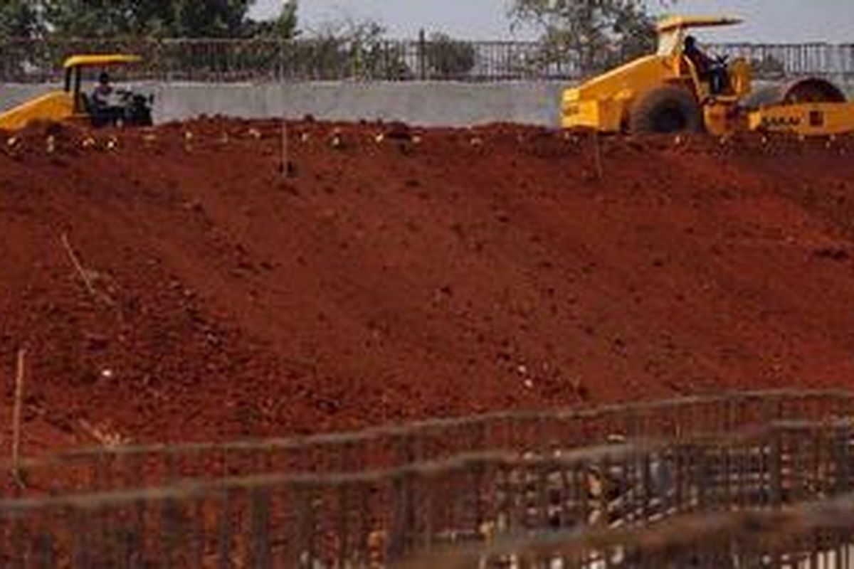 Aktivitas pengerjaan proyek pembangunan jalan tol lingkar luar (JORR W2) Joglo-Ulujami di kawasan Petukangan, Jakarta, Rabu (8/8/2012). 