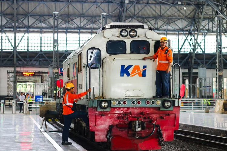 Menyusul keterbatasan kapasitas bagasi penumpang, KAI mengimbau pemudik yang ingin membawa banyak oleh-oleh agar mempertimbangkan pengiriman secara terpisah melalui KALOG Express, KAI Logistik.