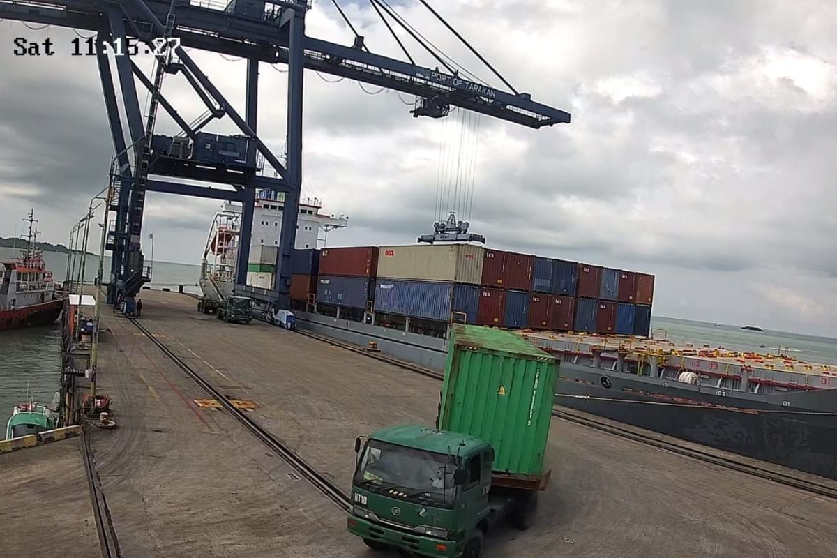 Alat bongkar muat peti kemas jenis quay container crane (derek peti kemas di dermaga) di Terminal Peti Kemas (TPK) Tarakan, di Kalimantan Utara kembali berfungsi pada Sabtu (12/7/2025) dini hari tadi.