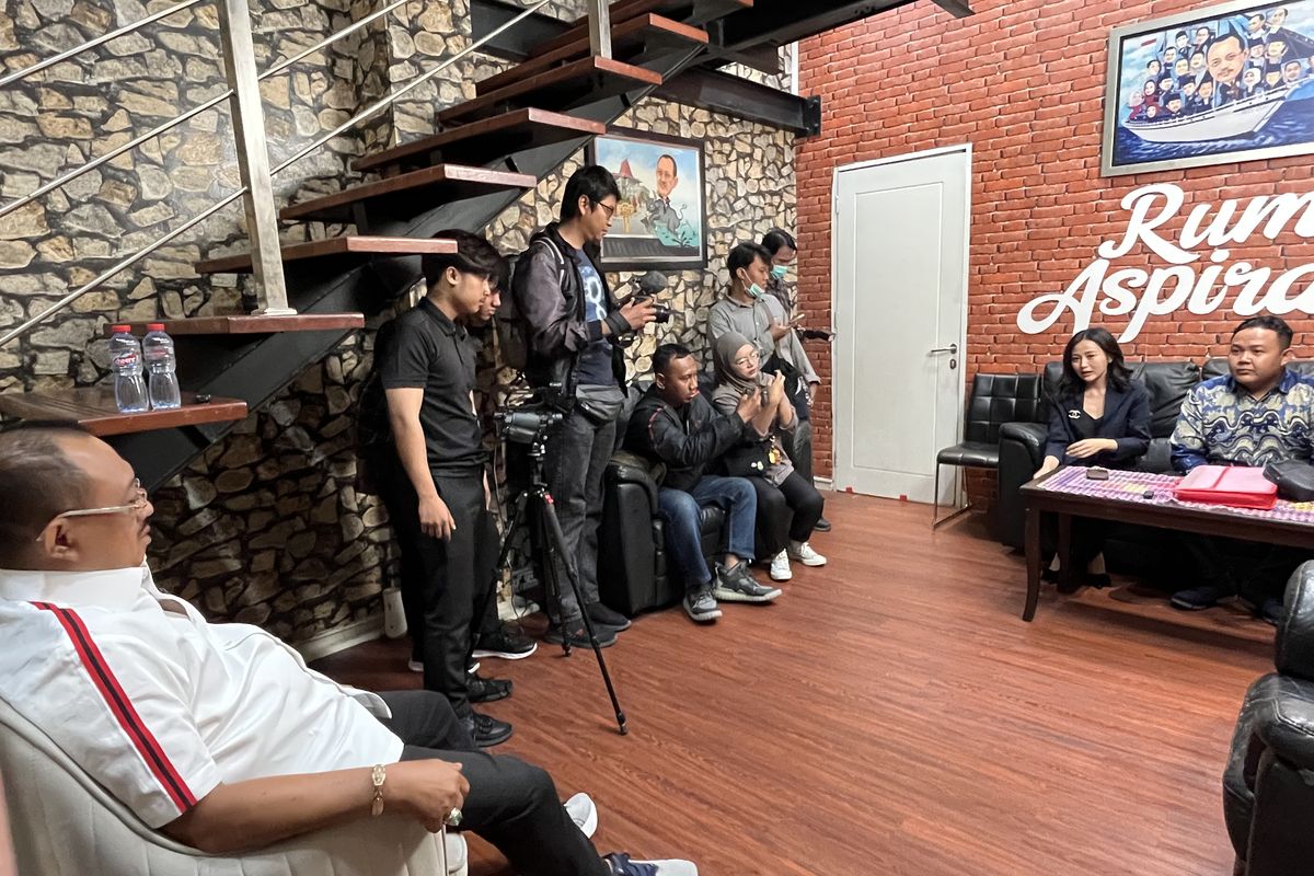 pertemuan Wakil Walikota Surabaya Armuji bersama kuasa hukum Jan Hwa Diana, Elok Dwi Katja di ruang utama Rumah Aspirasi pada Selasa (27/5/2025). 