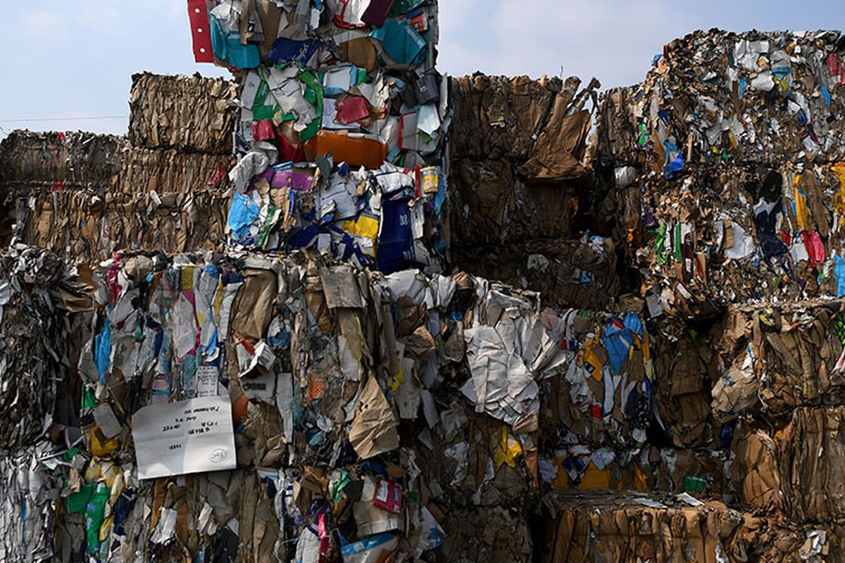 Tumpukan sampah kertas yang diimpor oleh sebuah perusahaan pabrik kertas sebagai bahan baku kertas di Mojokerto, Jawa Timur, Rabu (19/6/2019). Berdasarkan data Lembaga Kajian Ekologi dan Konservasi Lahan Basah Ecoton, masuknya sampah dengan merk dan lokasi jual di luar Indonesia, diduga akibat kebijakan China menghentikan impor sampah plastik dari sejumlah negara di Uni Eropa dan Amerika yang mengakibatkan sampah plastik beralih tujuan ke negara-negara di ASEAN.