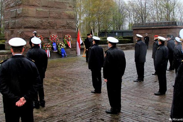 Upacara penghormatan dan peletakan karangan bunga bagi 53 awak KRI Nanggala-402 yang gugur dalam tugas. Lokasi di Monumen Kehormatan Kapal Selam Moeltenort, dekat Kiel, Jerman.