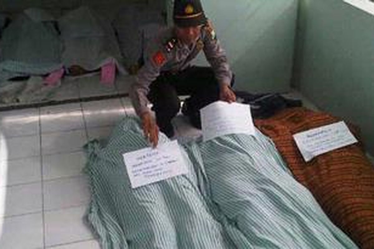 Polisi tengah mengidentifikasi jenazah korban terbakarnya KM Kirana di Tanjung Perak, Rabu pagi (28/9/2011).