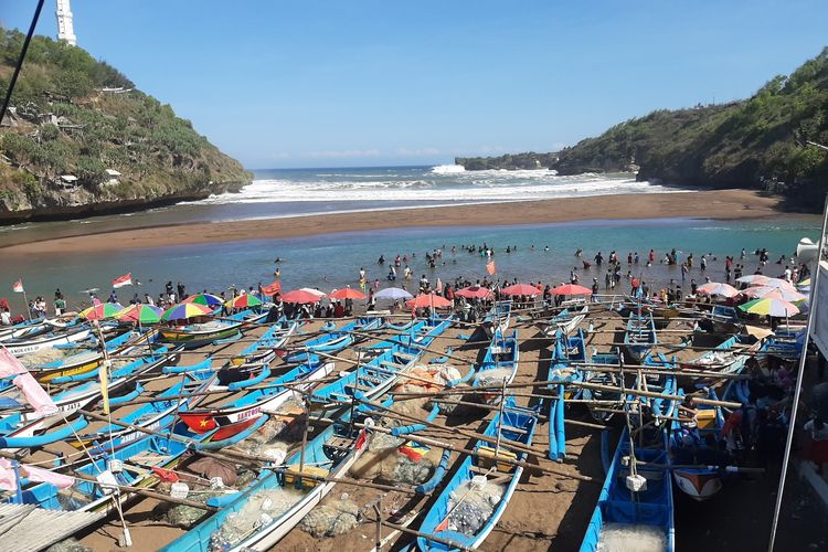 Pantai Baron, Tanjungsari, Gunungkidul, Yogyakarta, dilanda Gelombang Tinggi Selasa (11/6/2019)