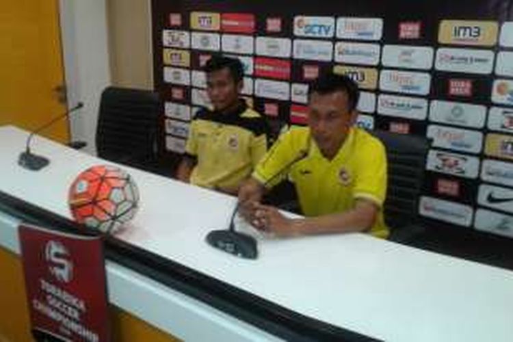 Widodo C Putro, pelatih Sriwijaya FC, memberikan keterangan pers seusai pertandingan melawan Persib Bandung, Sabtu (10/9/2016). 