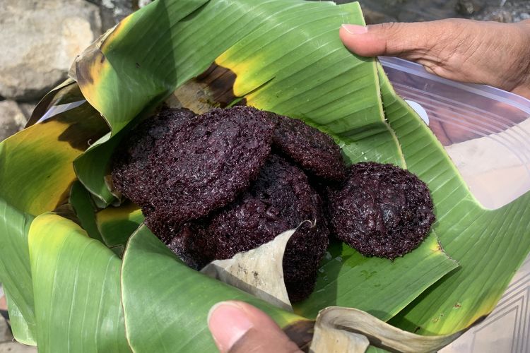 Pinyaram, kue khas Minangkabau yang terbuat dari tepung beras dan gula aren. Bentuknya mirip kue cucur.
