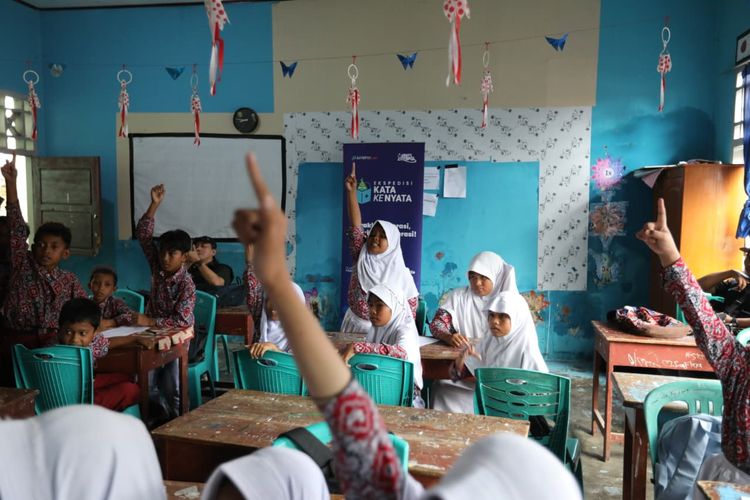 Antusiasme murid-murid di SD Alkhairaat, Tobelo, Maluku Utara di tengah aksi relawan Jagat Literasi 30 Tahun Kompas.com, Rabu (13/8/2025). 