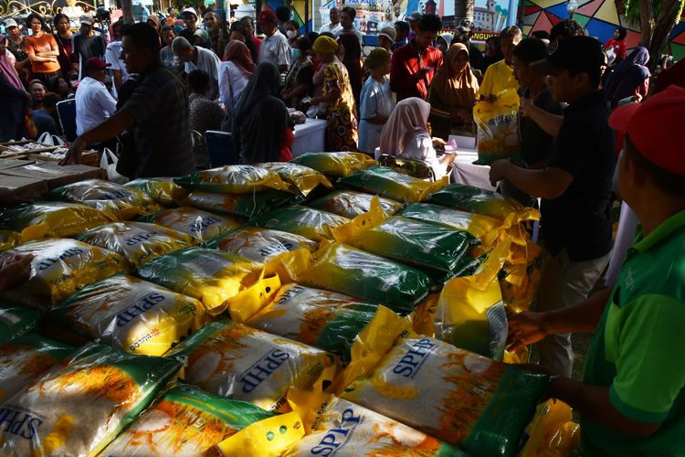 Warga mengantre untuk membeli barang kebutuhan pokok bersubsidi saat Bazar Ramadhan Berkah di Kota Madiun, Jawa Timur, Rabu (20/3/2024). Bazar yang digelar Pemkot Madiun tersebut menyediakan sejumlah kebutuhan pokok antara lain beras progam Stabilisasi Pasokan dan Harga Pangan (SPHP) dengan harga Rp51.000 per kemasan lima kilogram, minyak goreng Rp14.000 per liter, telur ayam Rp30.000 per kilogram, gula pasir Rp15.000 per kilogram. 