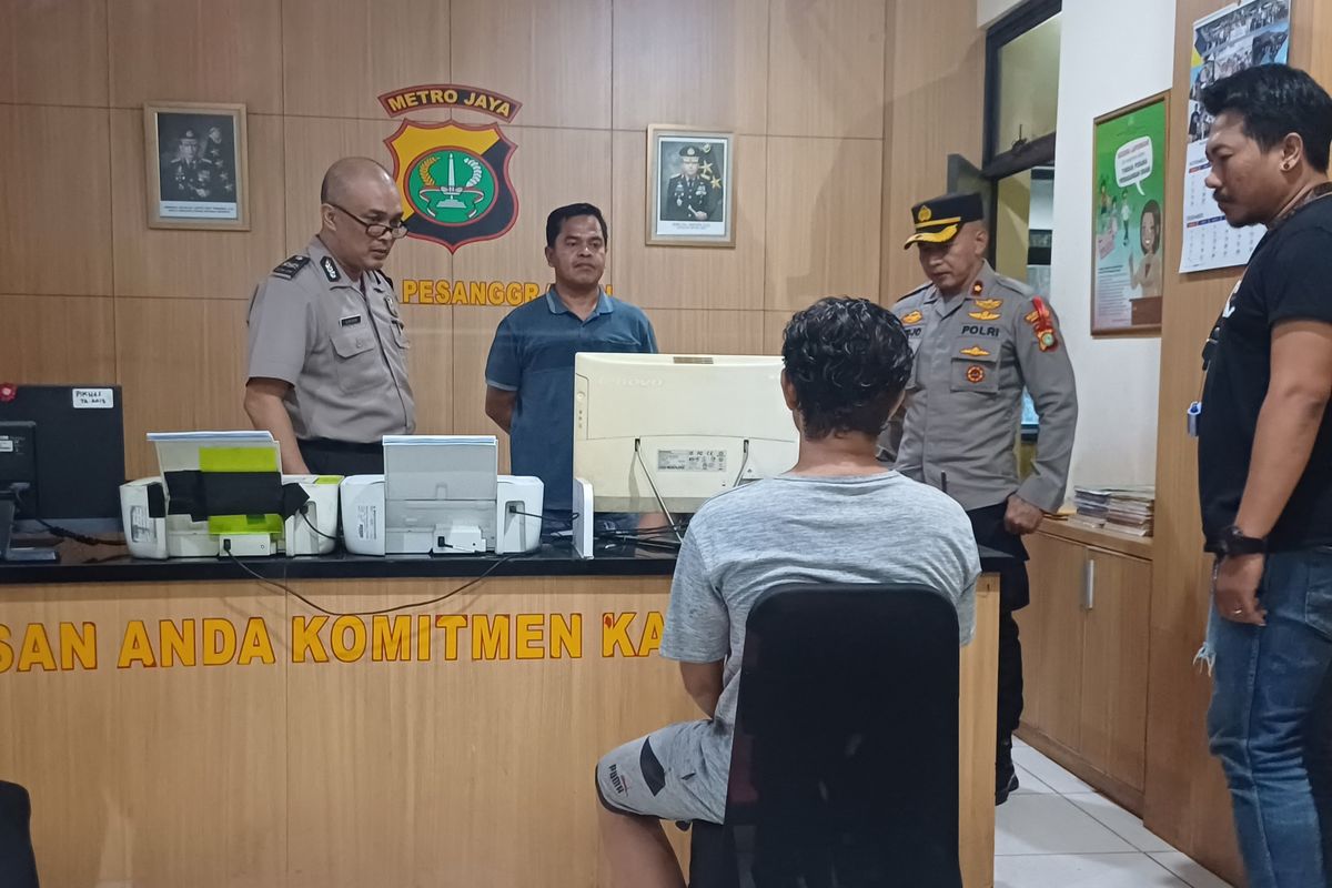 Pelaku pencurian 18 pasang sepatu di Pesanggrahan, Jakarta Selatan, Dodi Frans Makani (30), saat dimintai keterangan oleh polisi, Kamis (30/11/2023).