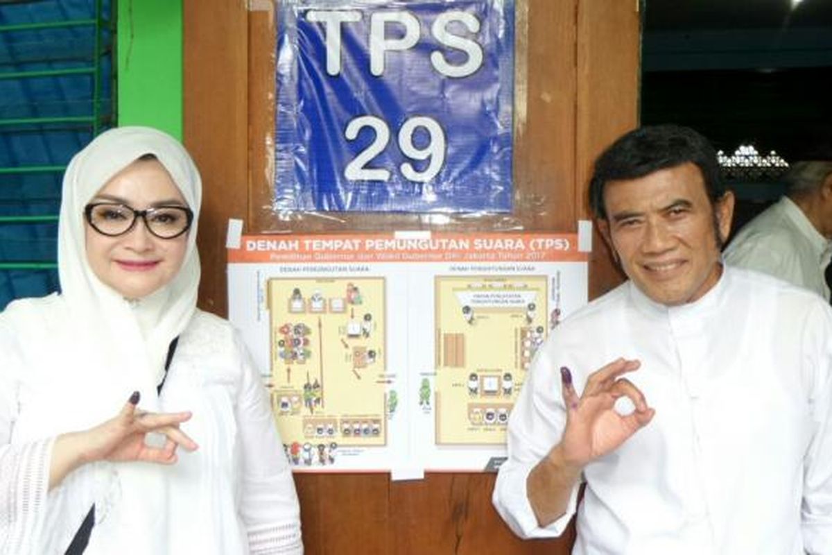 Rhoma Irama dan istrinya, Ricca Rachim, menggunakan hak pilihnya dalam Pilkada DKI Jakarta 2017 di TPS 29 Pondok Jaya, Pela Mampang, Jakarta Selatan, Rabu (15/2/2017)