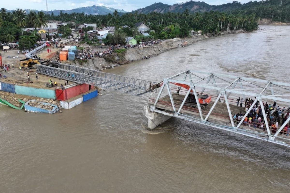 Penyelesaian pembangunan Jembatan Bailey yang menghubungkan Kabupaten Bireuen dengan Kabupaten Bener Meriah, Takengon, dan wilayah tengah Aceh.