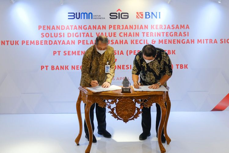 Direktur Utama SIG Hendi Prio Santoso (kanan) dan Direktur Utama BNI Royke Tumilaar saat menandatangani perjanjian kerjasama Solusi Digital Value Chain untuk pembiayaan distributor mitra SIG di Jakarta, Senin (5/4/2021).