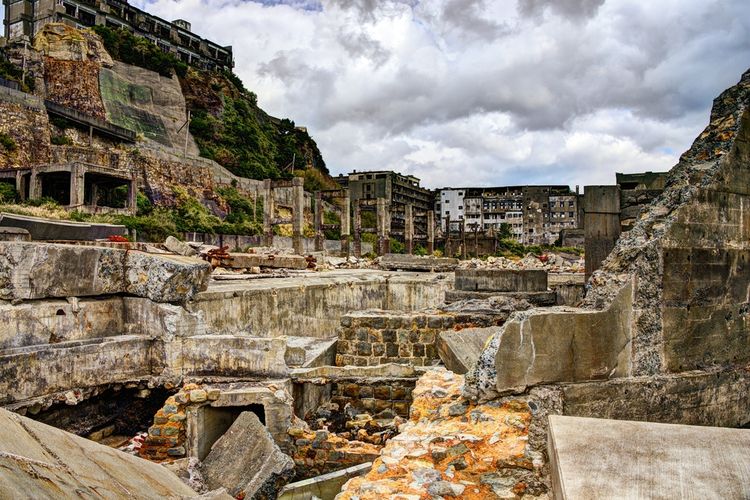 Kondisi bangunan di Gunkanjima yang terbengkalai puluhan tahun. 