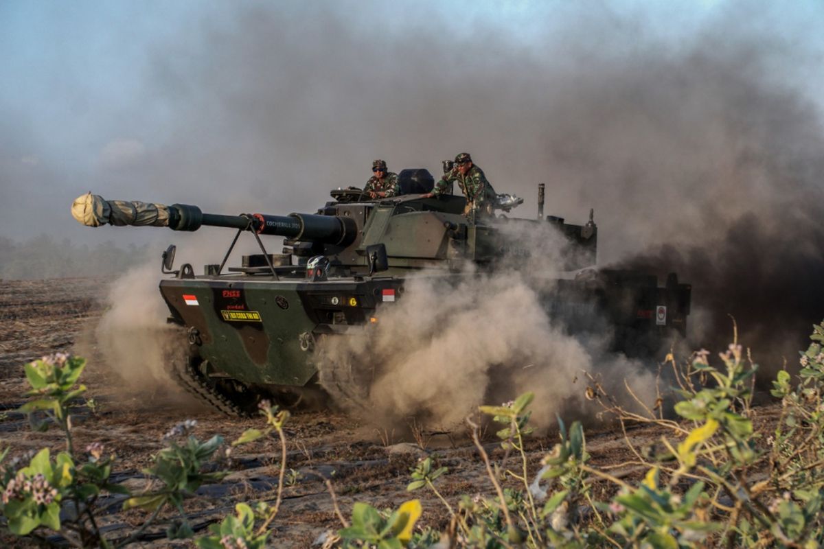 Medium Tank hasil pengembangan bersama antara PT. Pindad dan FNSS Turki melakukan uji daya gerak di Pantai Bocor, Desa Setrojenar, Buluspesantren, Kebumen, Jateng, Sabtu (11/8). Medium Tank Pindad adalah kendaraan tank pertama produksi Indonesia yang ditargetkan menyelesaikan berbagai tahapan pengujian sebelum diproduksi secara massal pada 2020. ANTARA FOTO/Idhad Zakaria/wsj/18.