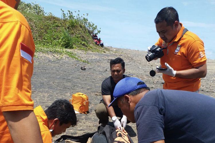 Tim Inafis Satreskrim Polres Malang saat melakukan identifikasi kerangka manusia di Sungai Mbarek, Desa Tumpakrejo, Kecamatan Gedangan, Kabupaten Malang.