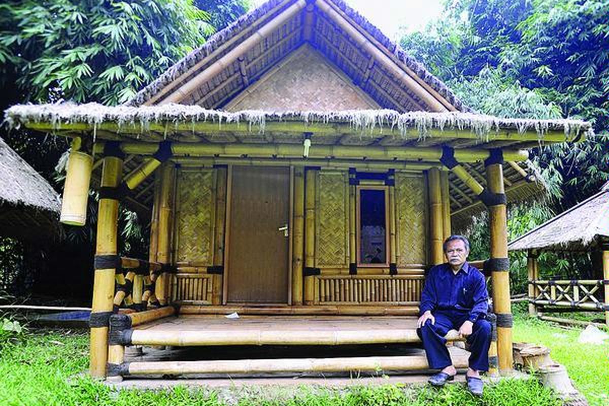 Jatnika duduk di teras rumah tinggal dari bambu karyanya di Yayasan Bambu Indonesia di Cibinong, Kamis (17/2).