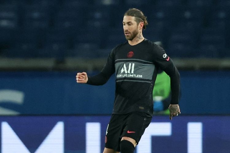 Bek Paris Saint-Germain, Sergio Ramos, saat bermain melawan Stade Brestois di Parc des Princes, Paris, 30 Januari 2022. Sergio Ramos termasuk dalam 55 pemain sementara timnas Spanyol untuk Piala Dunia 2022.