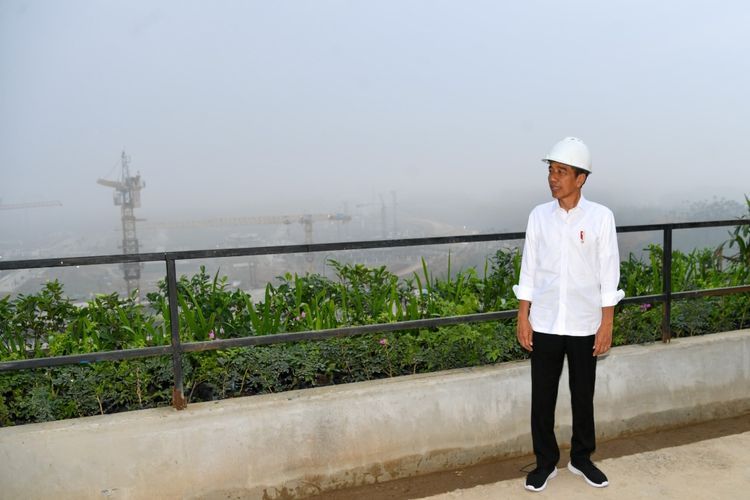 Presiden Joko Widodo saat memantau sejumlah proyek pembangunan IKN dari atas bangunan Kantor Presiden di kawasan IKN, Kalimantan Timur, Kamis (2/11/2023).