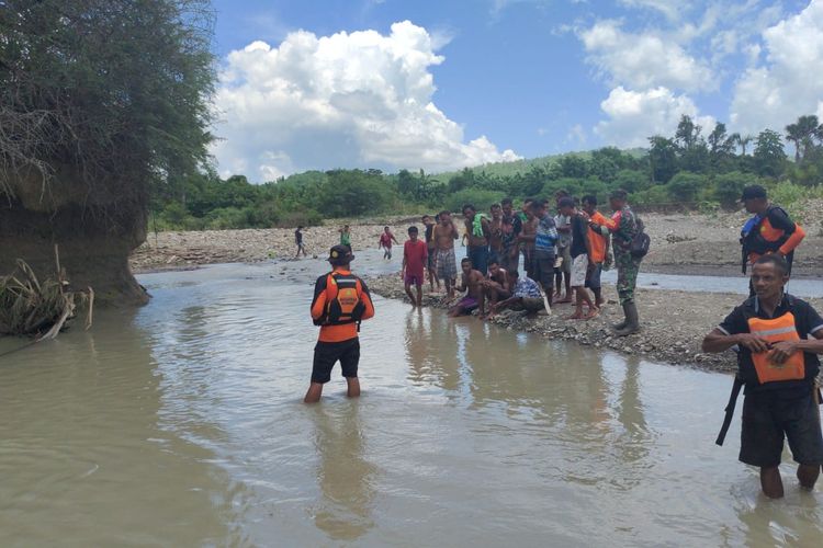 Tim SAR gabungan mencari Adrohanis  Malafu (43), warga Desa Kalali, Kecamatan Fatuleu Barat, Kabupaten Kupang, Nusa Tenggara Timur (NTT), yang hilang terseret banjir, Rabu (16/11/2022)