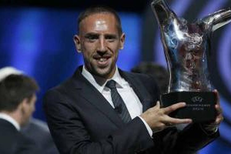 Gelandang Perancis, Franck Ribery, berpose dengan “UEFA Best Player in Europe 2012/2013 Award” yang diterimanya di Monaco, Kamis (29/8/2013), usai pengundian fase grup Liga Champions.