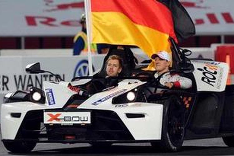 Dua pebalap Jerman, Michael Schumacher (kanan), dan Sebastian Vettel, dalam acara perkenalan para pebalap yang tampil di event Race of Champions di Thailand, Sabtu (15/12/2012).