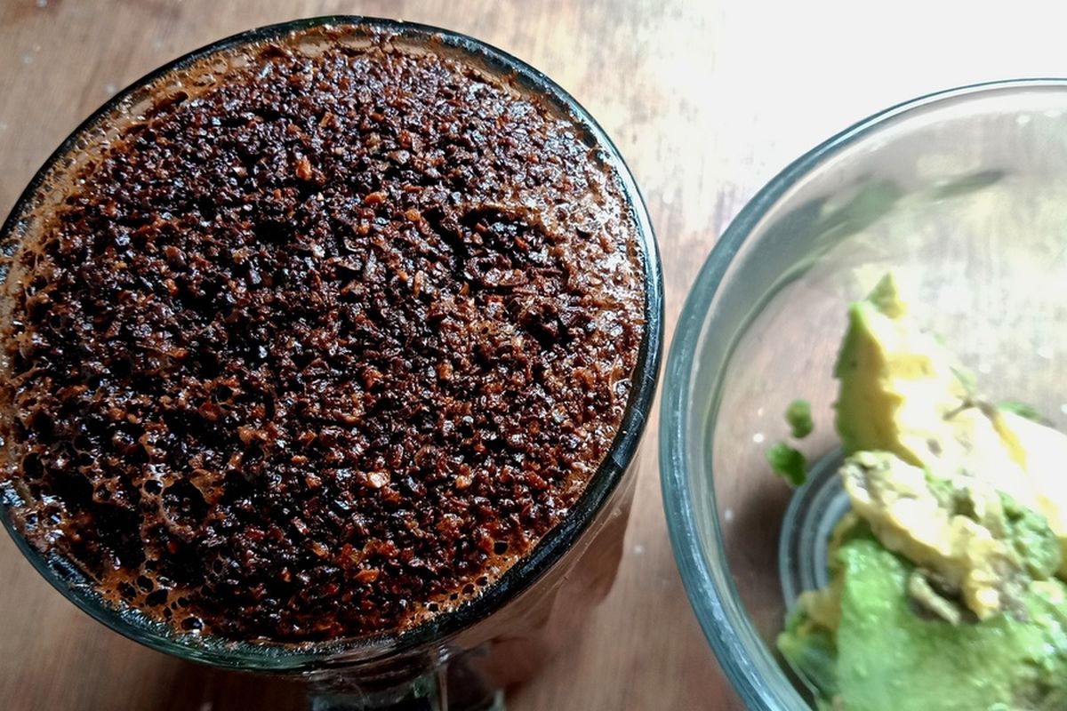 Beragam varietas kopi tumbuh mengelilingi Danau Toba. Salah satunya kopi dari Doloksanggul dengan merek dagang KopiTAO ini. Diseduh ala tubruk, kopi ini menghadirkan aroma khas, karakter kuat dan after taste yang panjang.