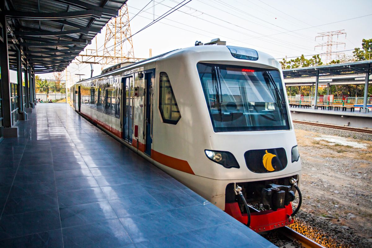 Kereta bandara di Stasiun Batu Ceper.