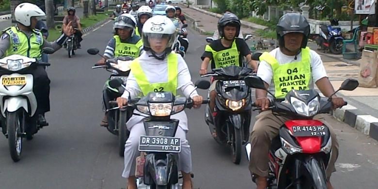 Beberapa peserta ujian SIM saat praktik di jalan Udayana, Mataram, Nusa Tenggara Barat (NTB). 