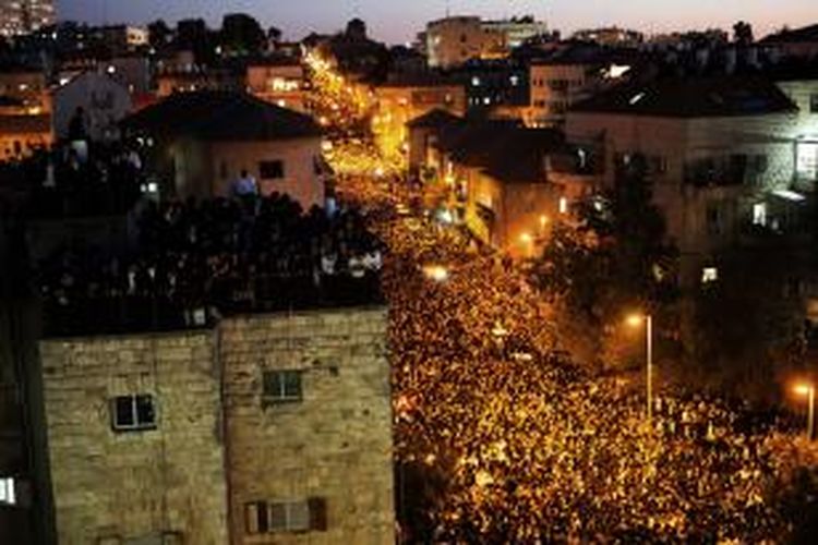 Pemakaman rabi sekaligus pemimpin ultra-ortodoks Israel Ovadia Yosef, diikuti 700.000 warga Yahudi Israel, Senin (7/10/2013) malam. Kepolisian menyatakan ini adalah pemakaman terbesar dalam sejarah Israel.
