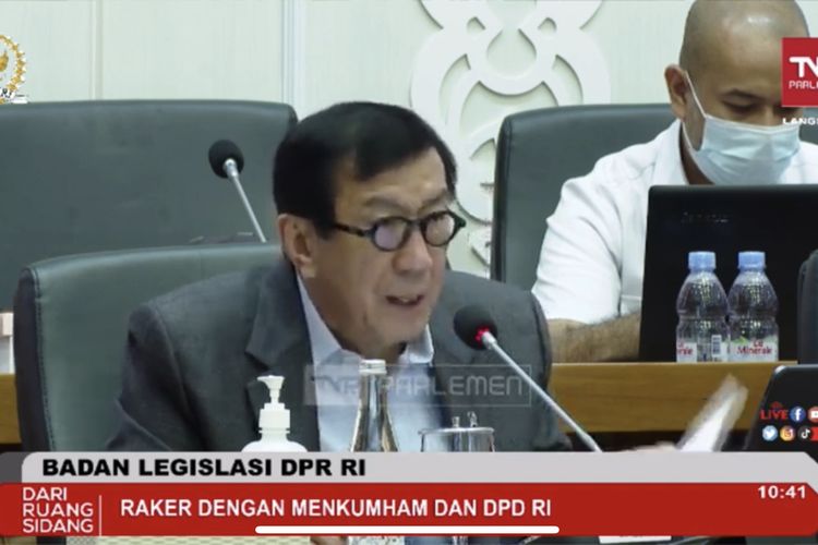 Menteri Hukum dan HAM (Menkumham) Yasonna Laoly dalam rapat pleno bersama Baleg DPR RI di Kompleks Parlemen Senayan, Rabu (23/11/2022). Ia mengusulkan agar revisi UU IKN dimasukkan dalam Prolegnas Prioritas 2023. 