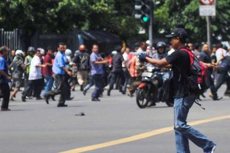 Foto ini dirilis oleh agensi berita China Xinhua, seorang pria tak dikenal dengan senjata, terduga pelaku, terlihat setelah ledakan menghantam kawasan Jalan MH Thamrin, Jakarta Pusat, 14 Januari 2016. Serangkaian ledakan menewaskan sejumlah orang, terjadi baku tembak antara polisi dan beberapa orang yang diduga pelaku.