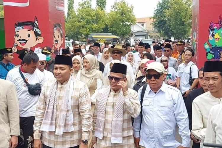 Pasangan Rusdi Sutejo - M. Shobih Asrori mengenakan kemeja krem kotak-kotak saat mendaftar sebagai calon pasangan Bupati - Wakil Bupati Pasuruan di Kantor KPU Kabupaten Pasuruan, Rabu (28/8/2024).

