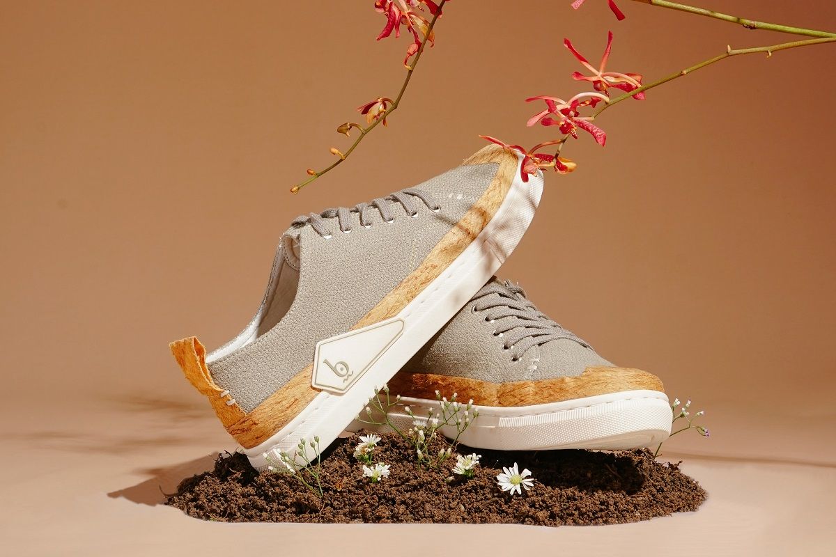 Koleksi eksklusif Wabi-Sabi ini kini telah tersedia di situs Pijakbumi.com, dalam dua pilihan warna yang dijual dalam jumlah terbatas, hanya 24 pasang sepatu.