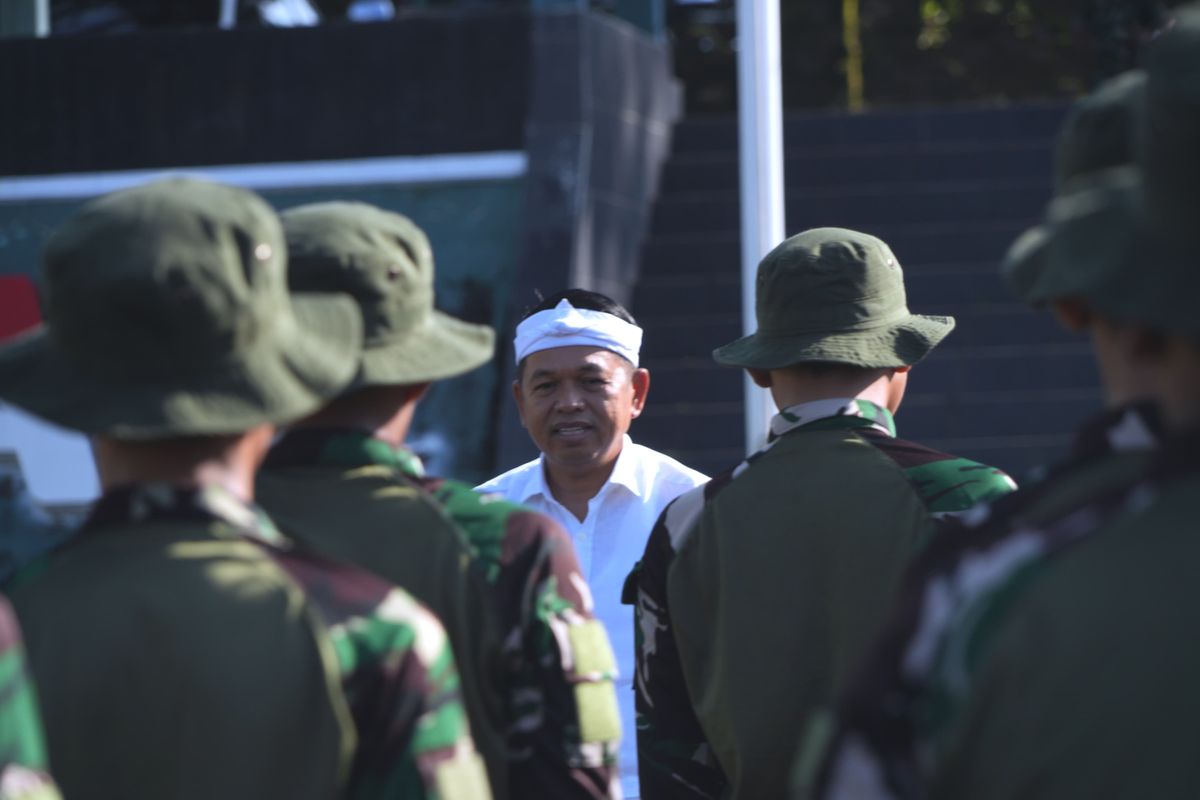 Gubernur Jawa Barat Dedi Mulyadi saat mengunjungi tempat pembinaan siswa bermasalah di barak militer di Resimen Artileri Medan 1 Sthira Yudha, Batalyon Artileri Medan 9, Purwakarta, Jawa Barat, Senin (5/5/2025) pagi.