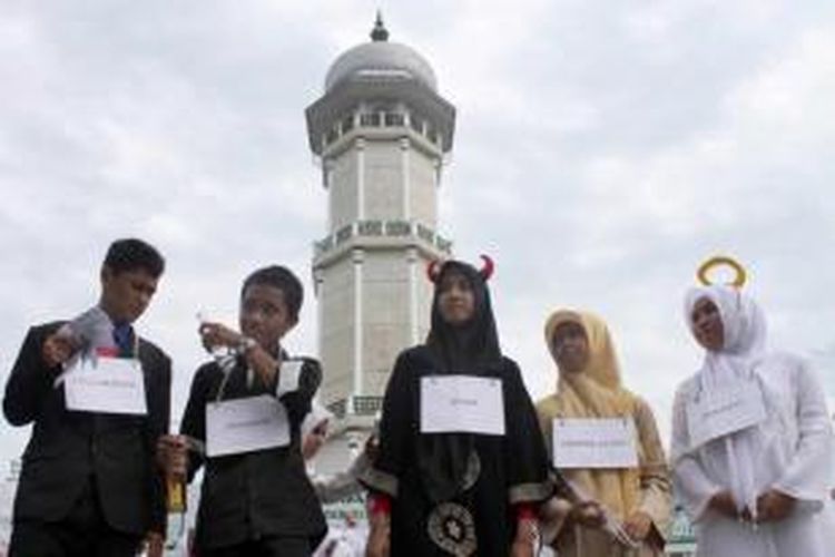Siswa SMAN 3 Banda Aceh melakukan aksi teaterikal dalam rangka menyambut bulan suci Ramadhan, di depan Masjid Raya Baiturrahman, Banda Aceh, Sabtu (6/7/2013).