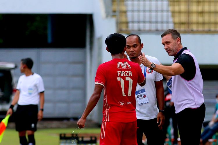 Pelatih Persija Jakarta Thomas Doll sedang memberi instruksi kepada Firza Andika disela-sela pertandingan pekan ke-15 Liga 1 2022-2023 melawan Persebaya Surabaya yang berakhir dengan skor 1-1 di Stadion Maguwoharjo Sleman, Jumat (16/11/2022) sore.
