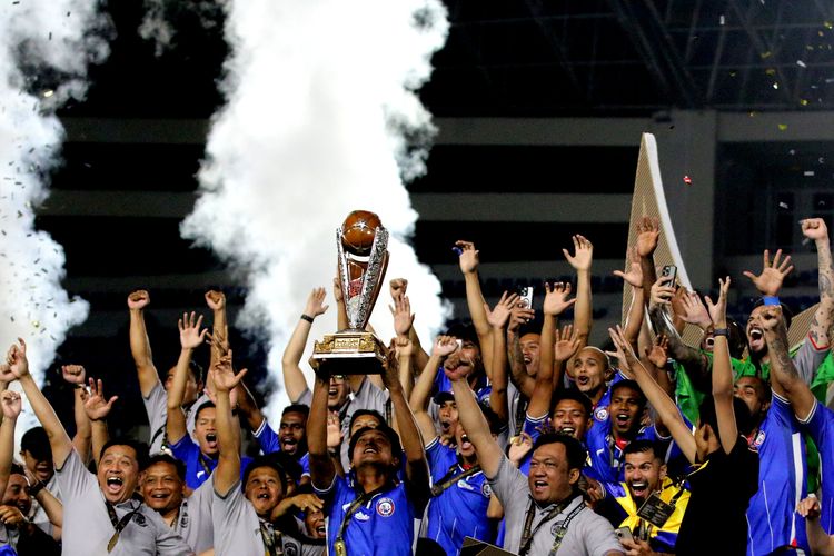 Seluruh anggota Arema FC bergembira usai meraih juara Piala Presiden 2024, mengalahkan Borneo FC di laga final dengan skor akhir 5 (1) - (1) 4 di Stadion Manahan Solo, Minggu (4/8/2024) malam. Ini menjadi gelar ke-4 Arema FC di turnamen pramusim bergengsi dalam sepak bola Indonesia.