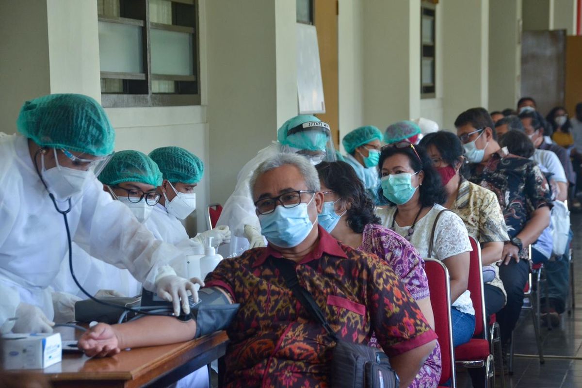 Universitas Atma Jaya Yogyakarta menggelar vaksinasi massal Covid-19 di Gedung Thomas Aquinas UAJY, Yogtakarta, Kamis (15/4/2021).