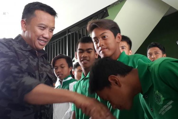 Menteri Pemuda dan Olahraga RI Imam Nahrawi saat mengunjungi Aji Santoso International Football Academi (Asifa) Kota Malang, Minggu (5/2/2017)